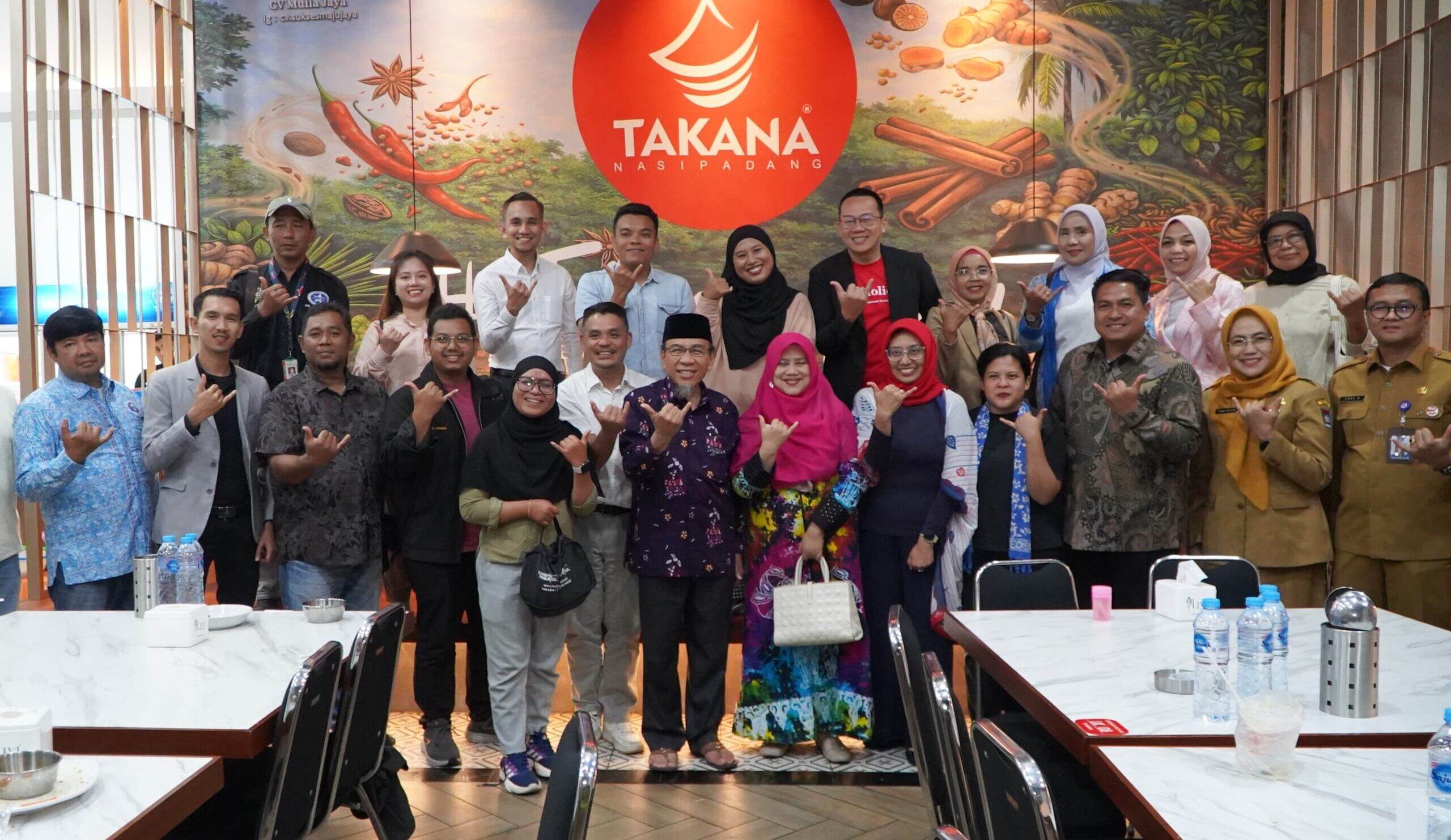 Pemerintah Kota Padang menerima kunjungan kehormatan dari Konsul Jenderal Republik Indonesia (KJRI) Penang, Malaysia, dalam sebuah acara Temu Ramah yang berlangsung hangat dan penuh keakraban di Takana Nasi Padang Resto, Padang, Selasa malam (23/6/2026).