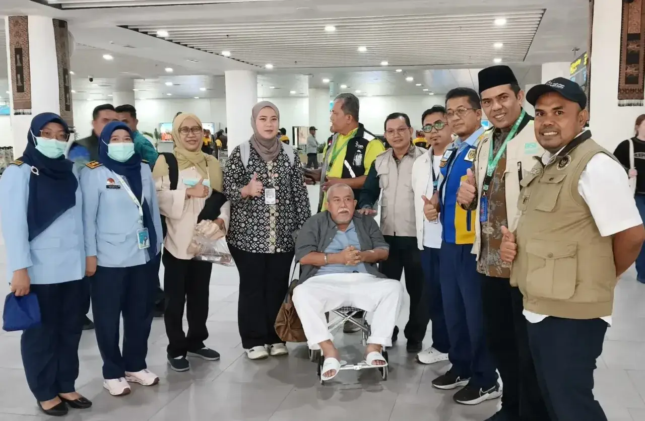 Dua jemaah haji Debarkasi Padang kembali menginjakkan kaki di Ranah Minang, Bandara Minangkabau, Pariaman, Selasa (23/6). Foto : Istimewa