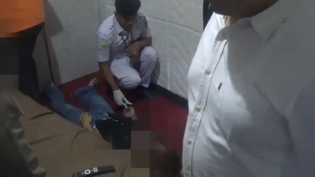 Polisi saat melakukan olah tkp di kamar penginapan tempat tewasnya korban.(ist)